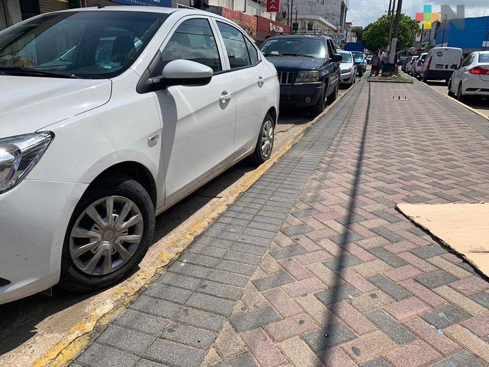 Conductores dicen desconocer prohibición de estacionarse junto a camellón en primer cuadro de Coatzacoalcos