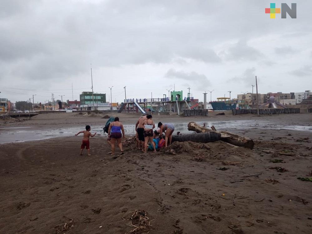 PC y bomberos retiran a familia que nadaba en playa de Coatzacoalcos