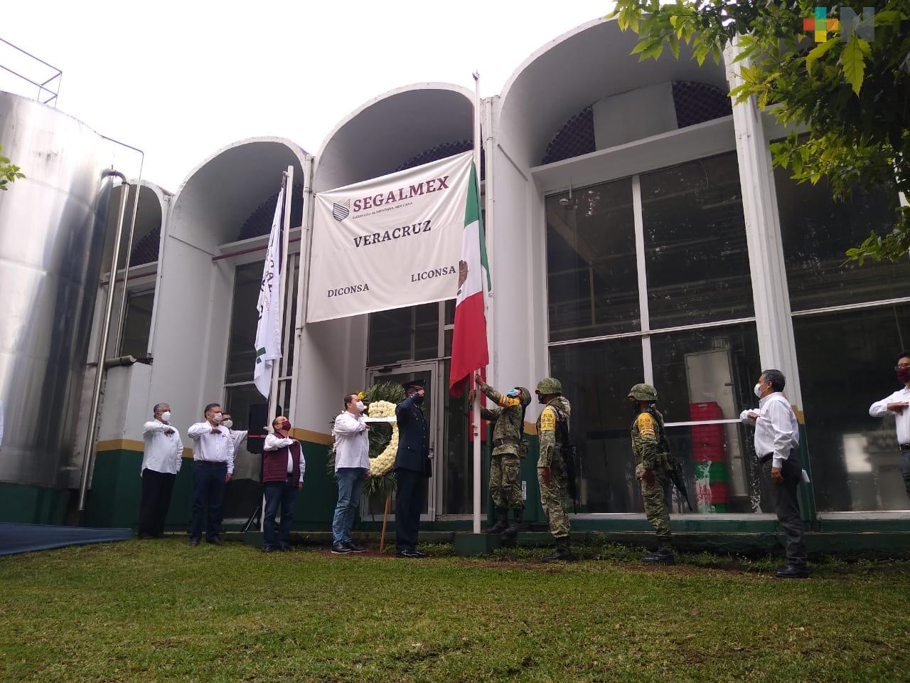 Personal militar realizó honores a los símbolos patrios en Gerencia Veracruz de LICONSA