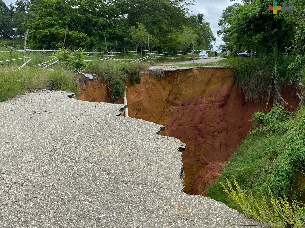 Socavón en la carretera Santiago Sochiapan-Playa Vicente afectará actividad comercial en la zona