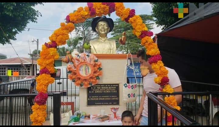 Busto del maestro Efraín Oviedo debe permanecer en parque de Chicontepec, consideran
