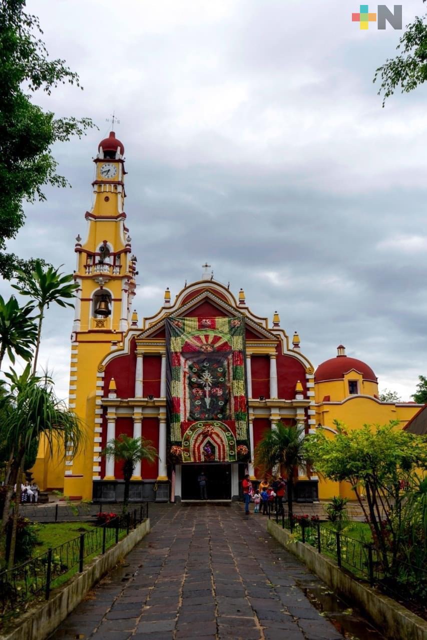 Arco floral fue impreso en lona, en Coatepec