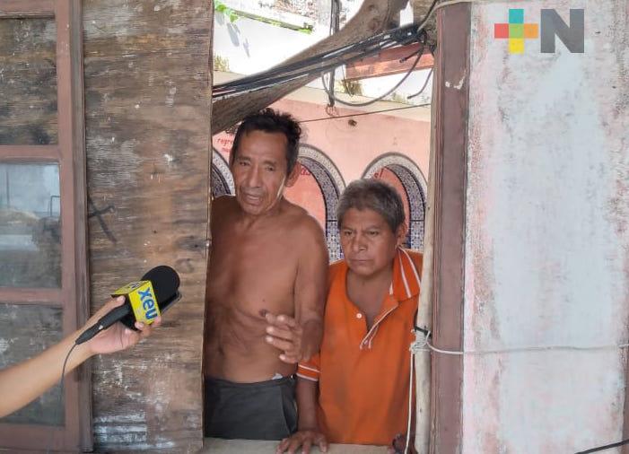 Indigentes ocupan restaurante abandonado en Veracruz, vecinos piden su desalojo