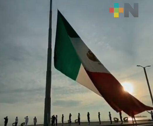 Izan bandera en Plaza de la Soberanía de Veracruz