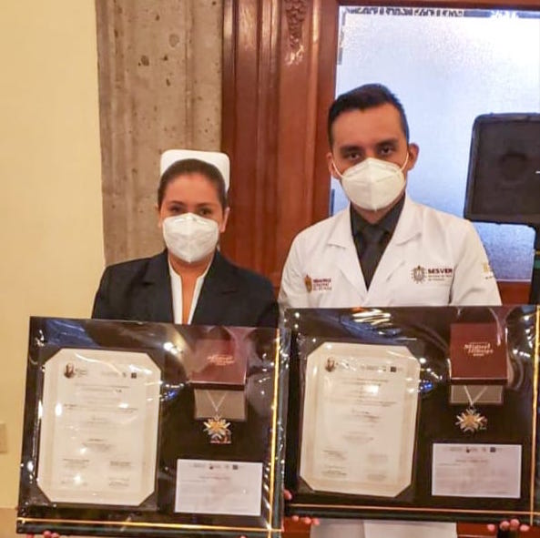 Reconoce gobierno federal a médico y enfermera veracruzanos por participar en la lucha contra el COVID-19