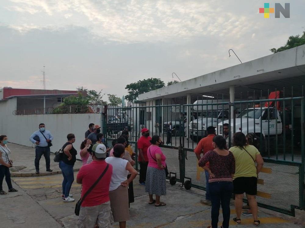 Por constantes apagones, vecinos de Villa Allende bloquean instalaciones de CFE