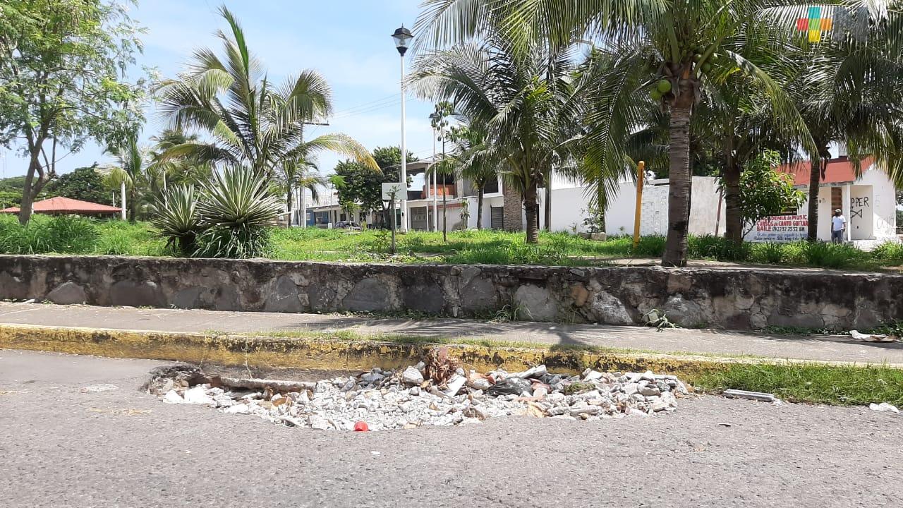 Vecinos de la colonia Vista Mar tapan socavones con escombros y llantas