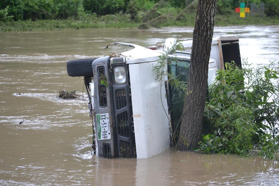 Rescatan a 3 personas del río Vinazco, en Ixhuatlán de Madero