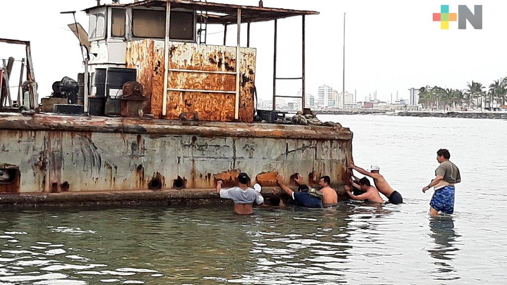 Rescatan a remolcador encallado por fuertes vientos en playas del puerto de Veracruz