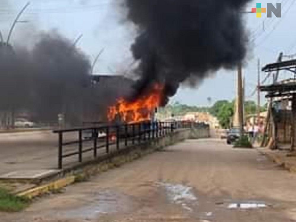 En Cosoleacaque, camioneta se incendia tras impactarse en parte trasera de tráiler