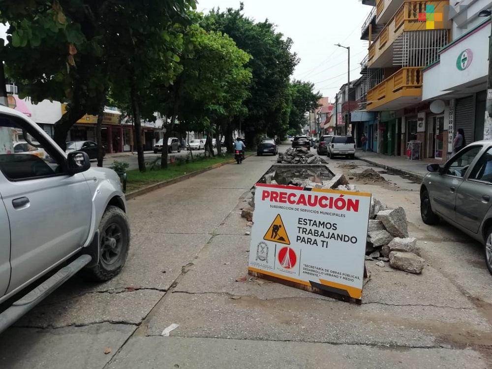 Secretaría de Obras Públicas de Coatzacoalcos realiza reparación de socavones en avenidas de la ciudad