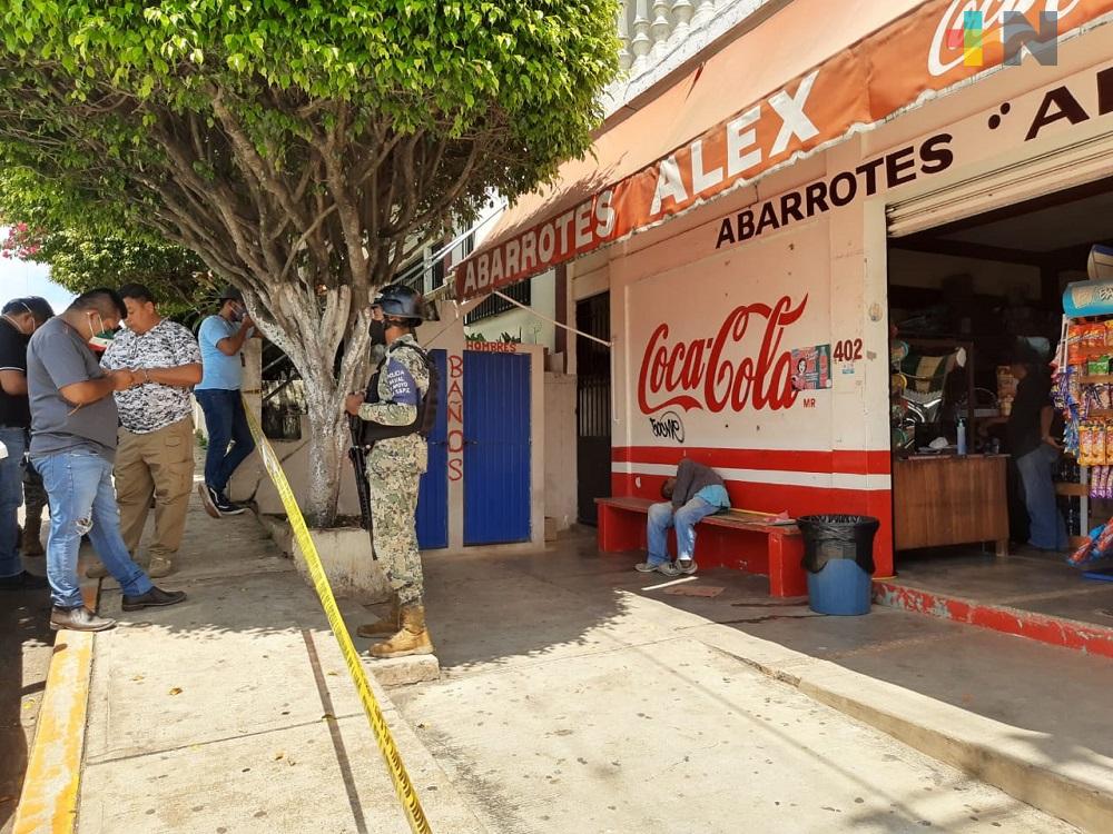 Sentado en banca de tienda de abarrotes, muere persona en condición de calle, en Acayucan