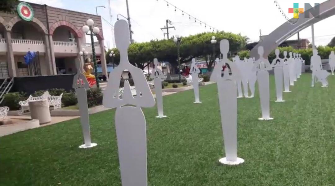 Con siluetas hacen homenaje a personas fallecidas por COVID-19 en Cosoleacaque