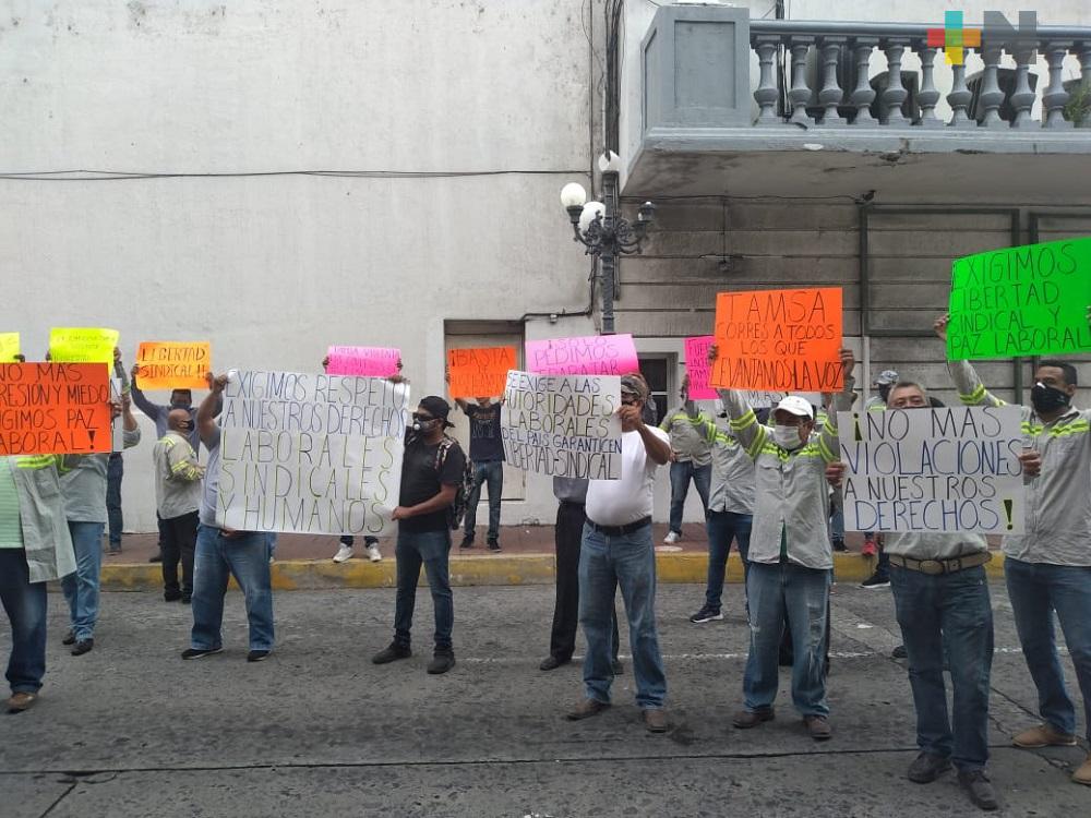 Trabajadores de Tamsa bloquean avenida de Veracruz, demandan soluciones laborales