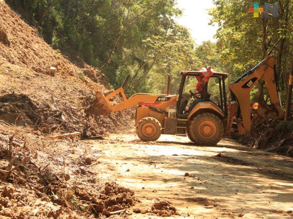 Tras derrumbes y deslaves, Ayuntamiento de Ixtaczoquitlán trabaja en limpieza de carretera Cumbre de Tuxpango-Campo Chico