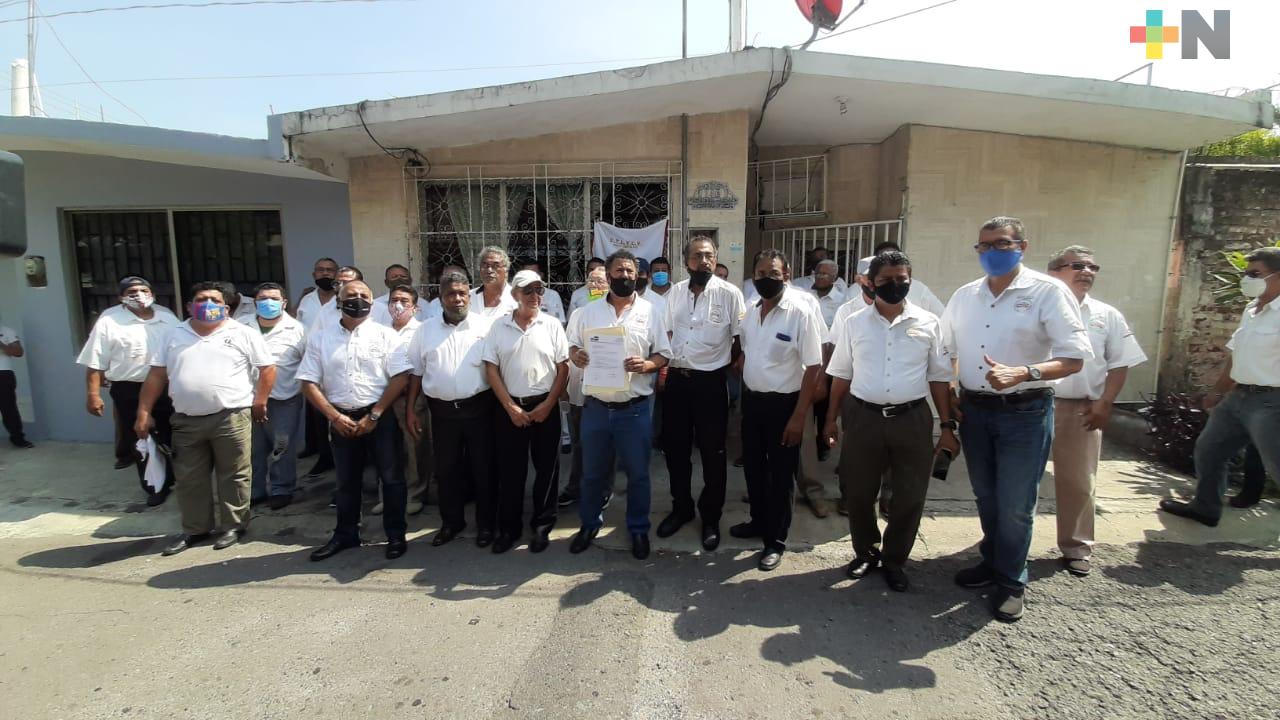 Taxistas de la Terminal Central Veracruz denuncian a dirigente por desvíos