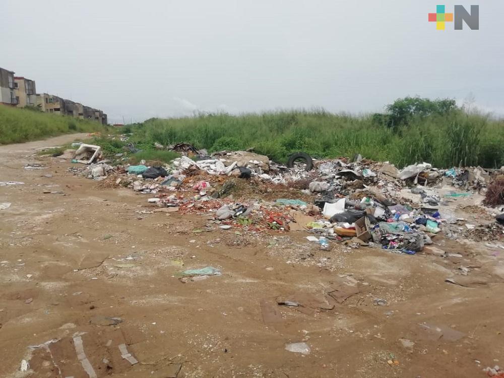 Vecinos de fraccionamiento de Coatzacoalcos denuncian que lote baldío se ha convertido en basurero clandestino