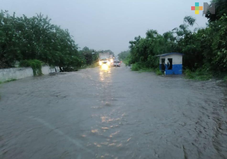 Desbordamiento de ríos inunda tramo carretero de Vega de Alatorre-Nautla