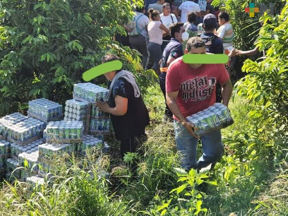 Volcadura de tráiler provoca actos de rapiña en municipio de Nautla