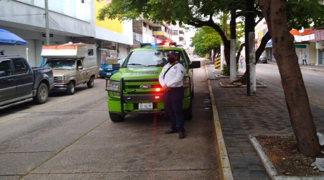 Realizan operativo para evitar que vehículos se estacionen en camellones centrales, en Coatzacoalcos