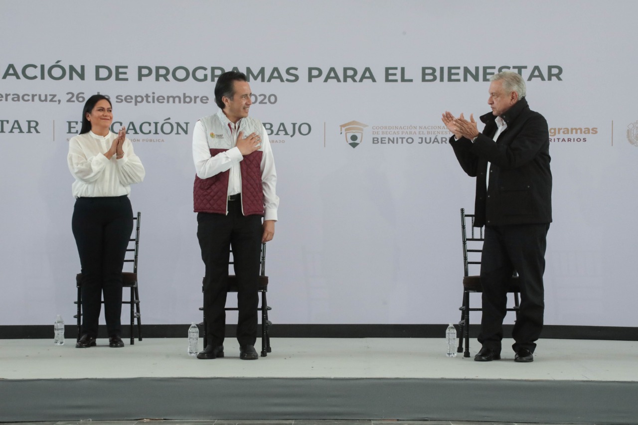 Cuitláhuac García «nos aligera la carga» al gobernar bien Veracruz: AMLO