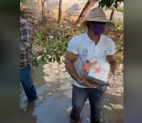 Alcalde de Tlacotalpan entregó despensas a comunidades más afectadas por desbordamiento de ríos