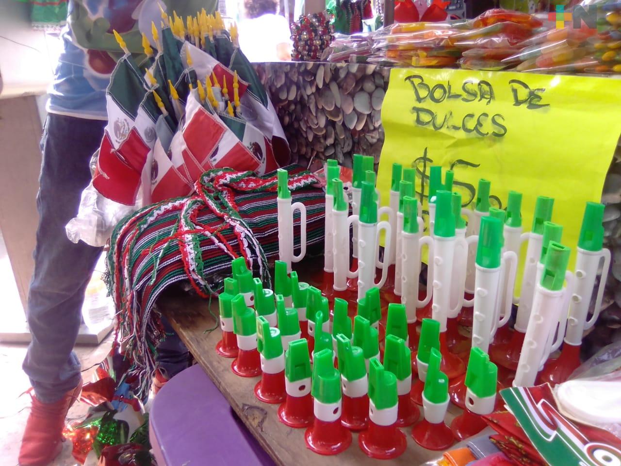 Bajas venta en artículos alusivos al mes patrio, en ciudad de Veracruz