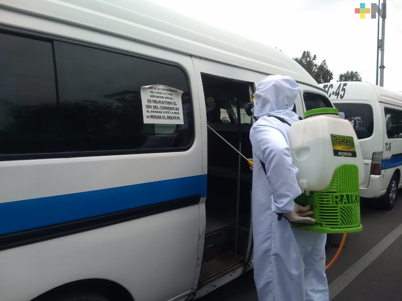 Desinfectan unidades de transporte público en Xalapa