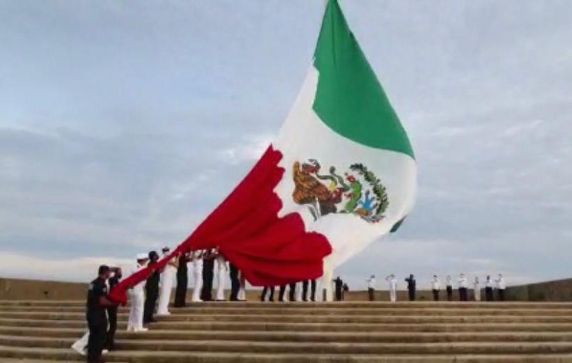 Izamiento de bandera en Coatzacoalcos