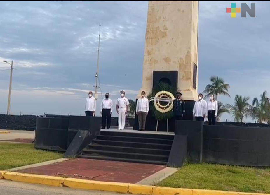 Autoridades locales y federales colocaron ofrenda floral en el monumento a Miguel Hidalgo en Coatzacoalcos