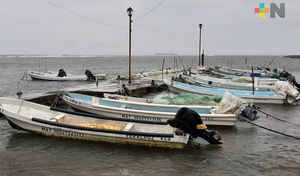 Pescadores resguardan lanchas ante llegada del Frente Frío número 4