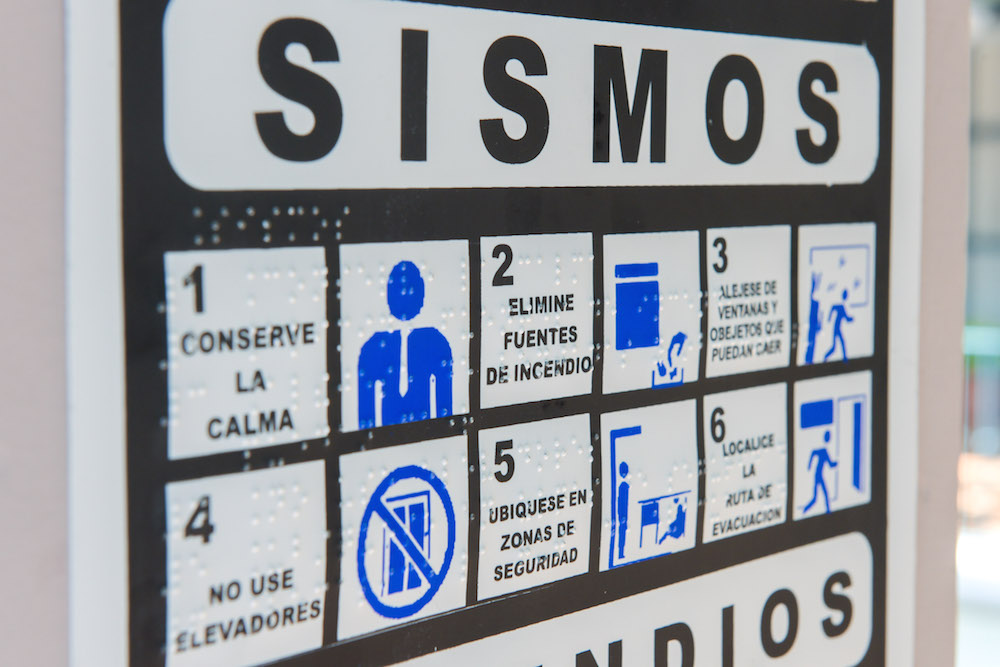 Colocan señalética en sistema braille en palacio municipal de Xalapa