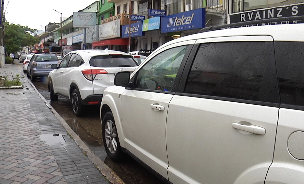 Comerciantes en Coatzacoalcos piden permitir estacionarse en camellones centrales