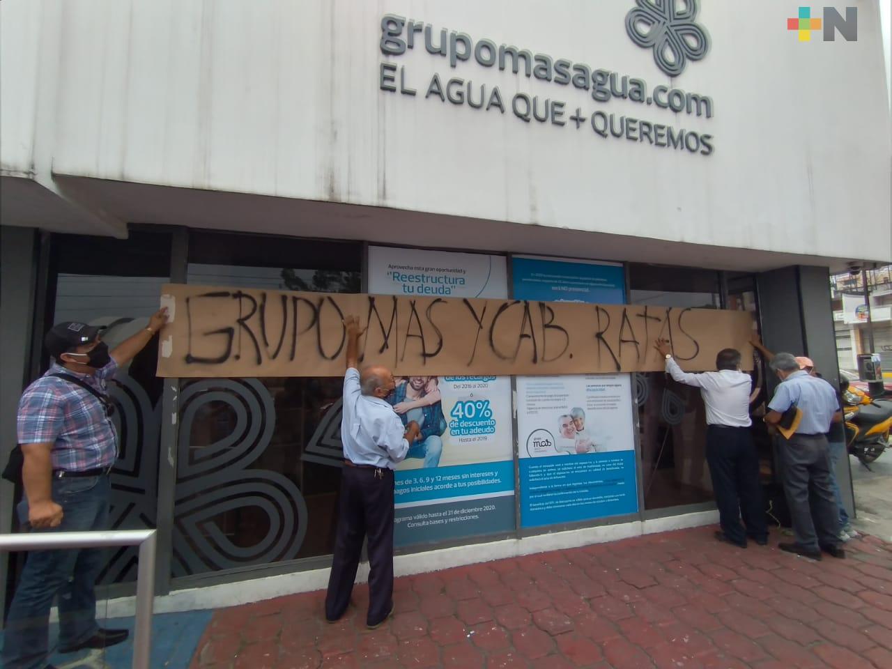 Clausuran de manera simbólica las instalaciones de Grupo MAS