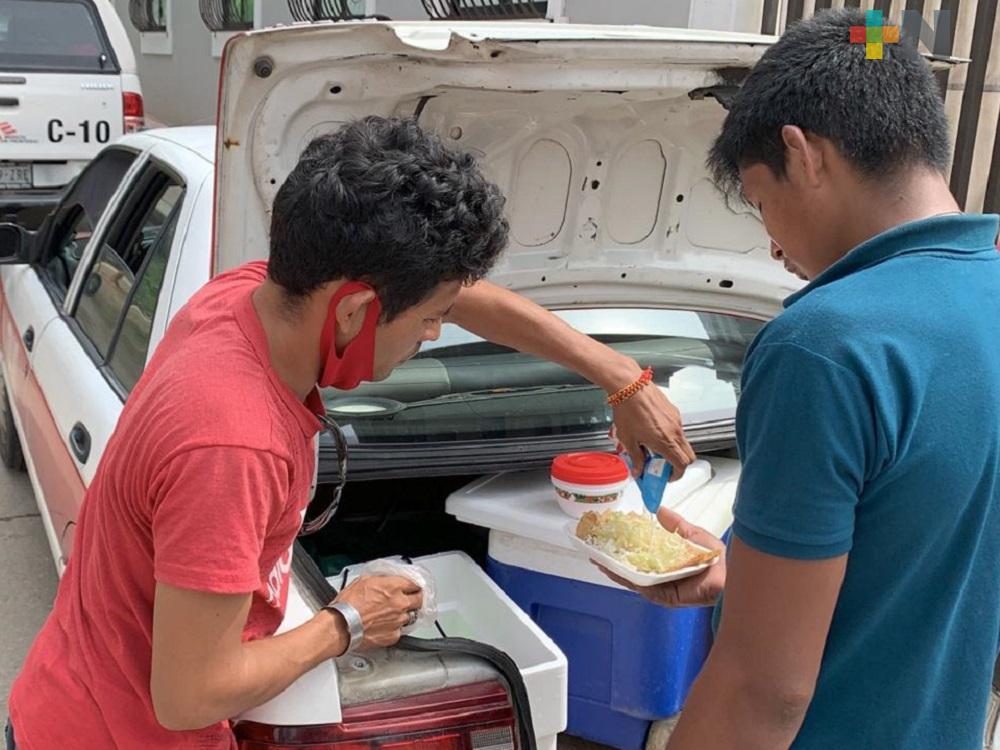 Con comida, taxista apoya a migrantes y familiares de pacientes internados en hospitales de Coatzacoalcos