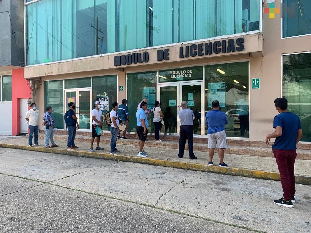 Con sana distancia y utilizando cubrebocas, trámites en módulo de licencias sin detenerse en Coatzacoalcos