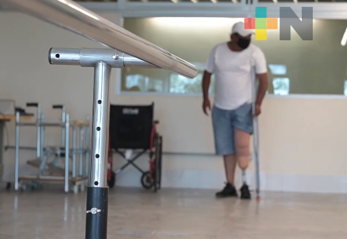 DIF entrega prótesis a personas con discapacidad para contribuir con su bienestar