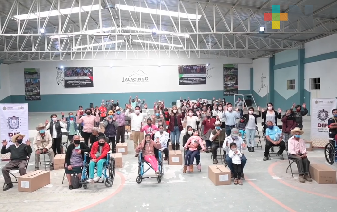 DIF estatal entrega sillas de ruedas e insumos a personas del municipio de Jalacingo