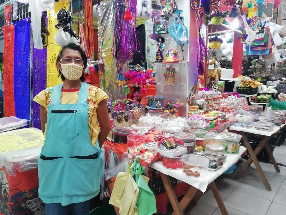Doña Julieta continúa con tradición de venta de productos para altares de Día de Muertos