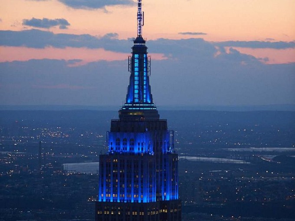 En el Día de la ONU el mundo ilumina de azul cientos de edificios emblemáticos