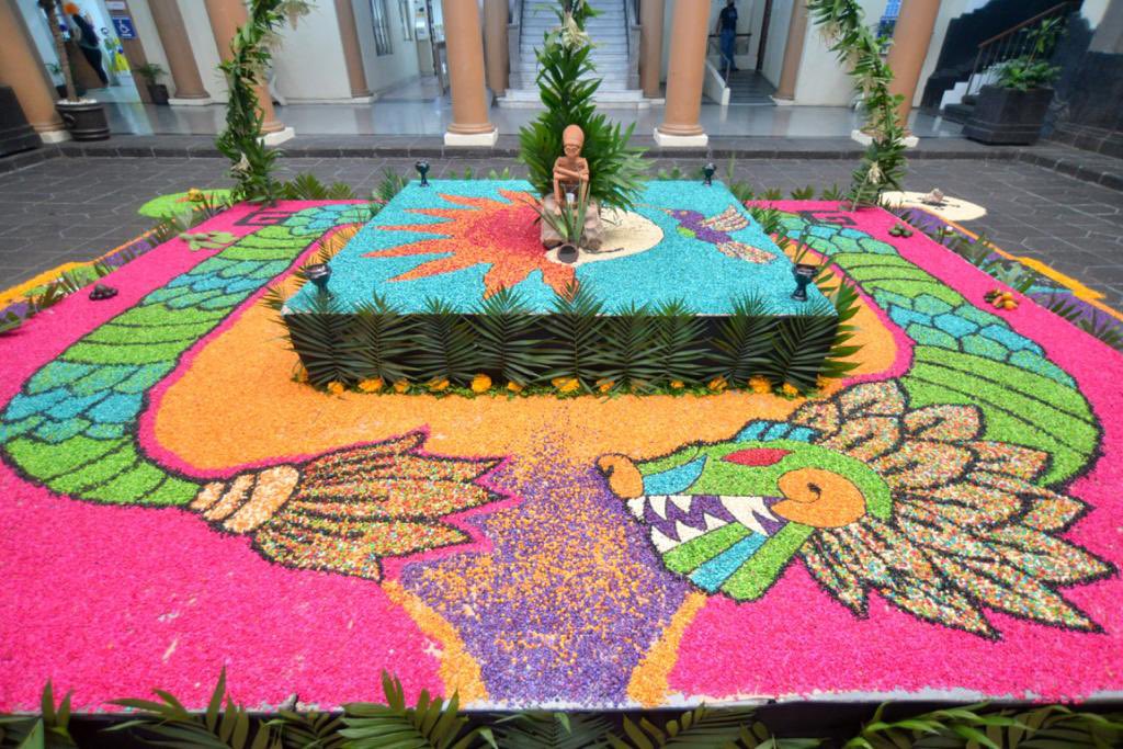 Inauguran en Palacio de Gobierno un altar de muertos prehispánico