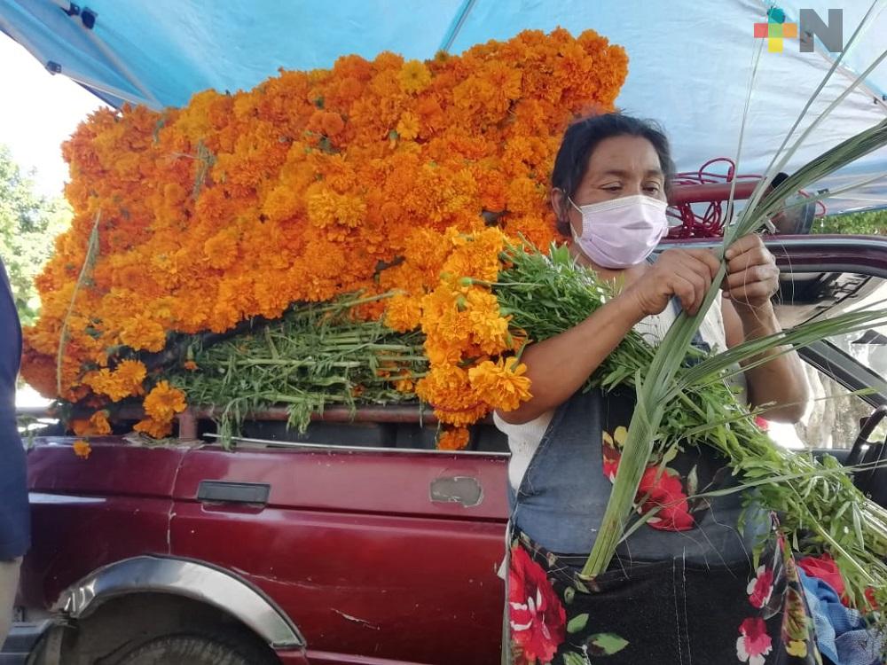 Elaboración de altares, única esperanza para vendedores de Cempasúchil