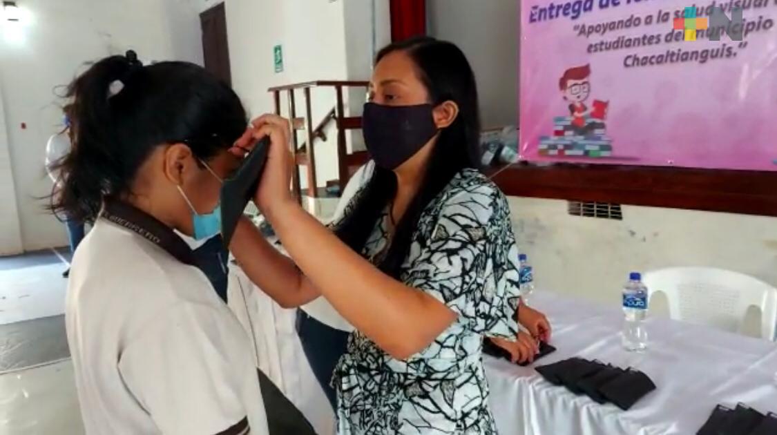 Entrega DIF lentes graduados en Chacaltianguis