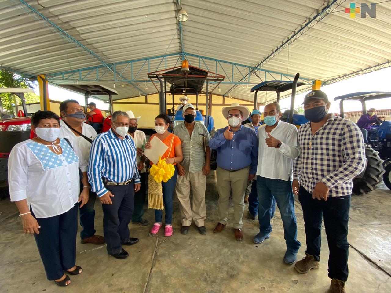 Entregan tractores en Otatitlán