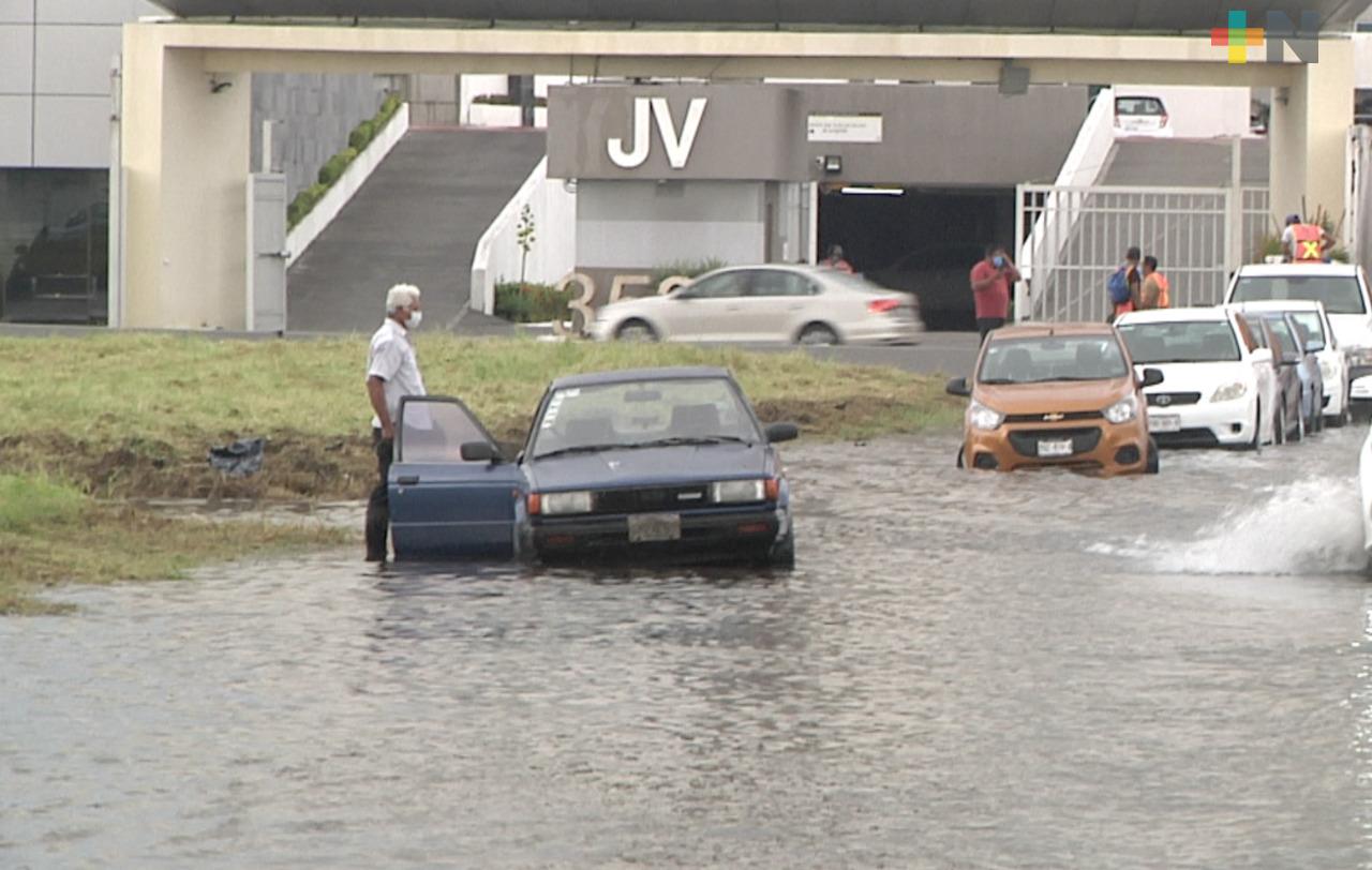 Autos varados e inundaciones por lluvia en Boca del Río