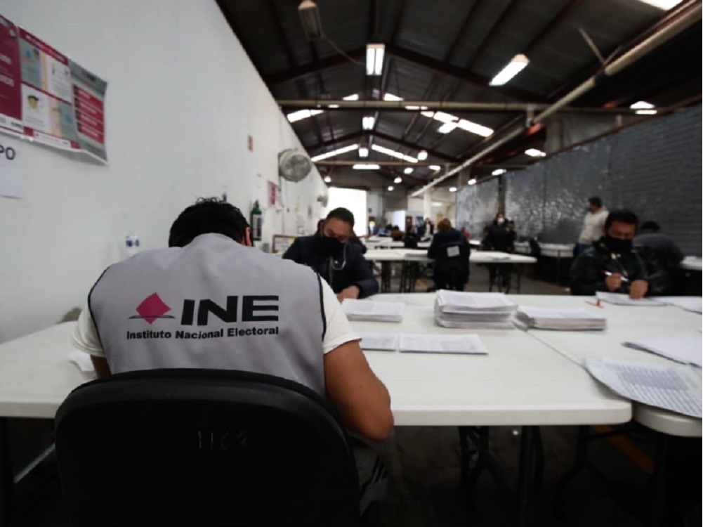 Inició INE con verificación de firmas de las consultas populares