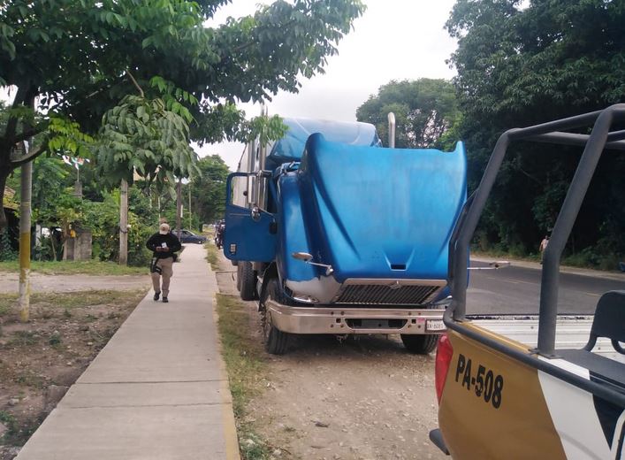 Policías del IPAX frustran robo de tractocamión en la localidad “El Presidio”, en Tezonapa