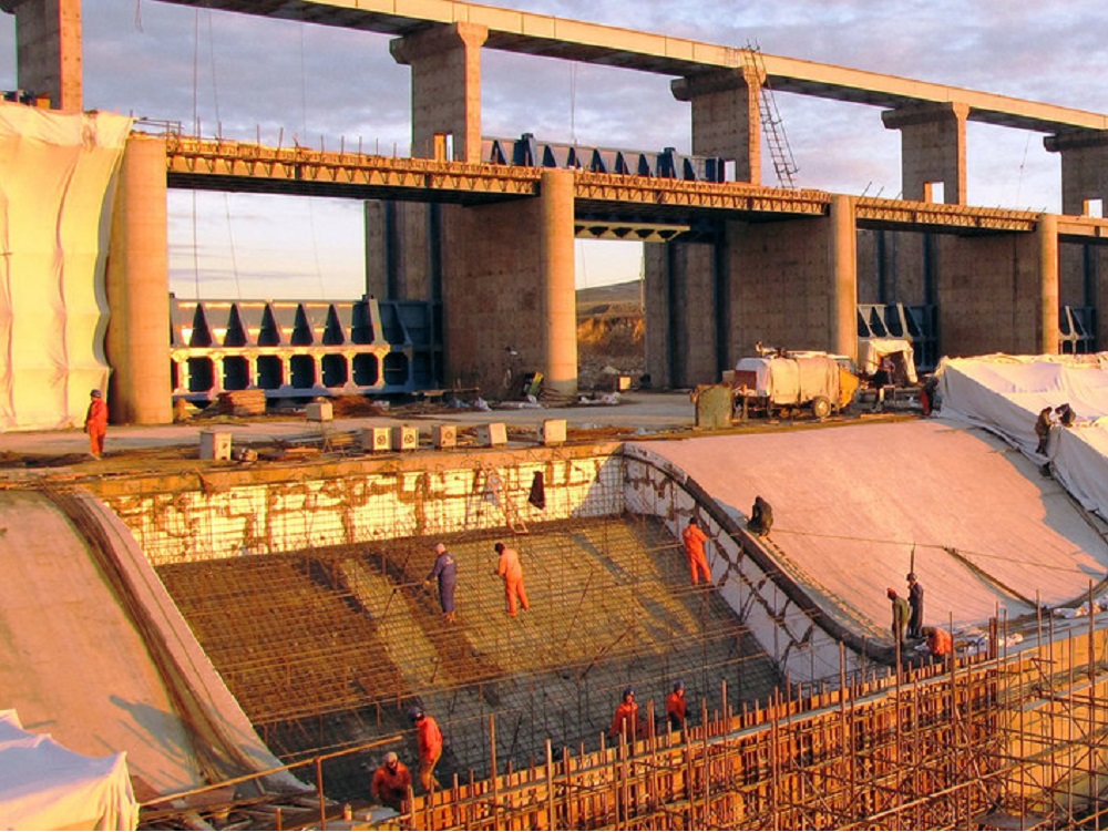 La inversión extranjera directa se reduce a la mitad