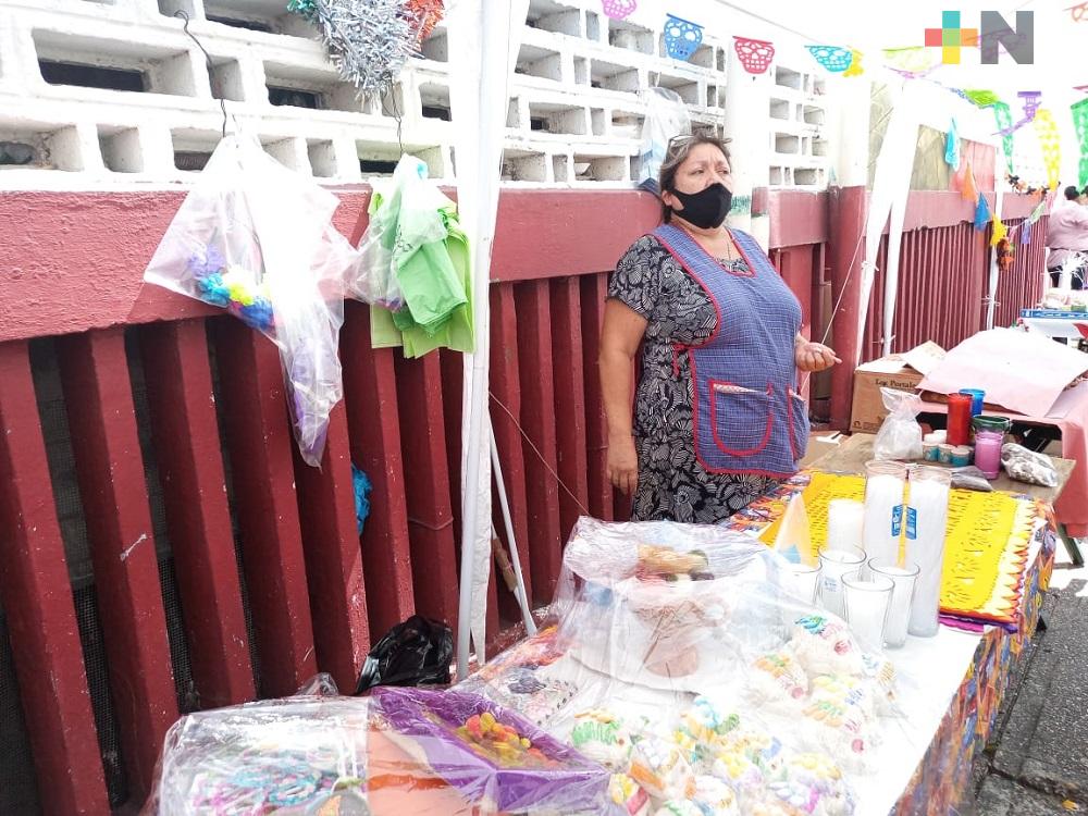 Locatarios del Mercado Coatzacoalcos salen a las calles a vender artículos alusivos al Día de Muertos