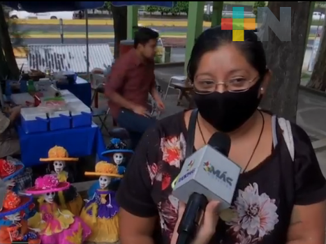 Doña Mayra pone toda su creatividad y esmero en la elaboración de catrinas